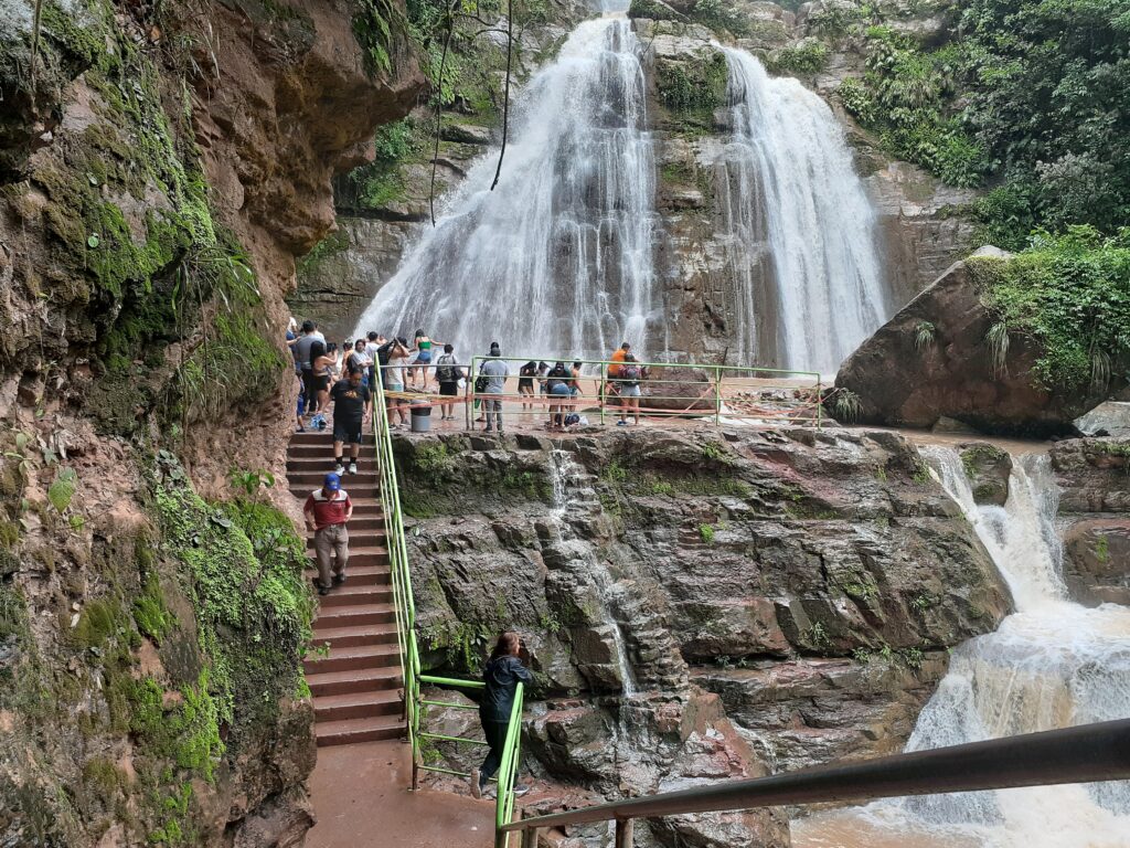 Crónicas de la Selva Central: Un Viaje entre Paisajes Exuberantes y Culturas Fascinantes.